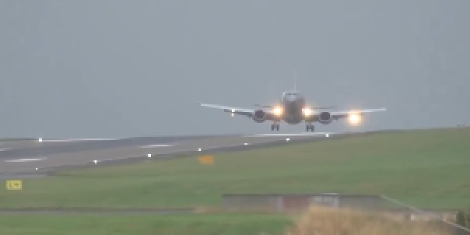 DRAMATIČAN SNIMAK SA AERODROMA Sletanje aviona koje ostavlja bez daha