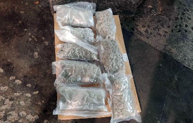 KORISTILI DECU ZA ŠVERC DROGE Momak i devojka, iznajmili devojčicu (2)  pa pali sa  drogom vrednom milion evra