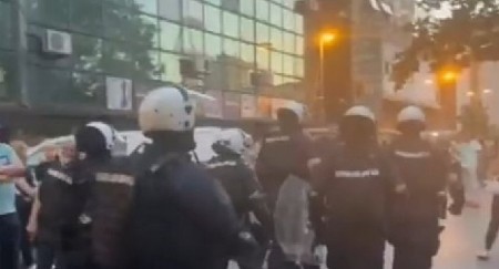NASILJE BLOKADERA PRED CENTRALOM SNS: Policija na terenu, građani traže hapšenje rektora (VIDEO)