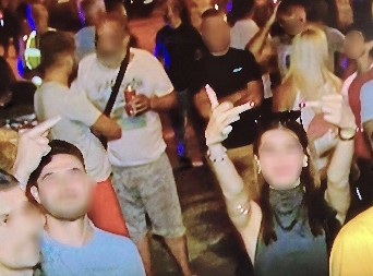 NARODE, OVO TI NUDE BLOKADERI FAŠISTI! Kamenovanje, srednji prst, psovke i uvrede - ne žele da prestanu dok je ne sravne do temelja!