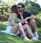 OVAKVE ISKLESANE TRBUŠNJAKE KOD JEDNE ŽENE SIGURNO NISTE VIDELI!  Čak i sočni poljupci sa dečkom pali u drugi plan - njeno telo je brutalno!