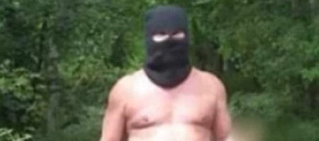 TURISTKINJE DOŽIVELE HOROR NA IZLETU Go muškarac sa fantomkom izleteo iz žbunja, kad su videle šta nosi u ruci, vilica im je pala od šoka! (VIDEO)