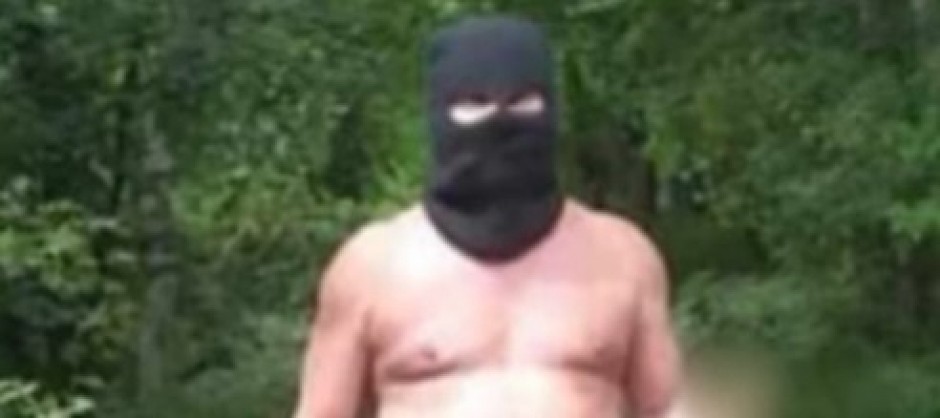 TURISTKINJE DOŽIVELE HOROR NA IZLETU Go muškarac sa fantomkom izleteo iz žbunja, kad su videle šta nosi u ruci, vilica im je pala od šoka! (VIDEO)