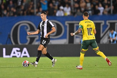 CRNO-BELE "DEČIJE BOLESTI" Partizan platio ceh neiskustva, crveni karton u 34. minutu i raspucani Bojl za (ne)moguću misiju u Edinburgu