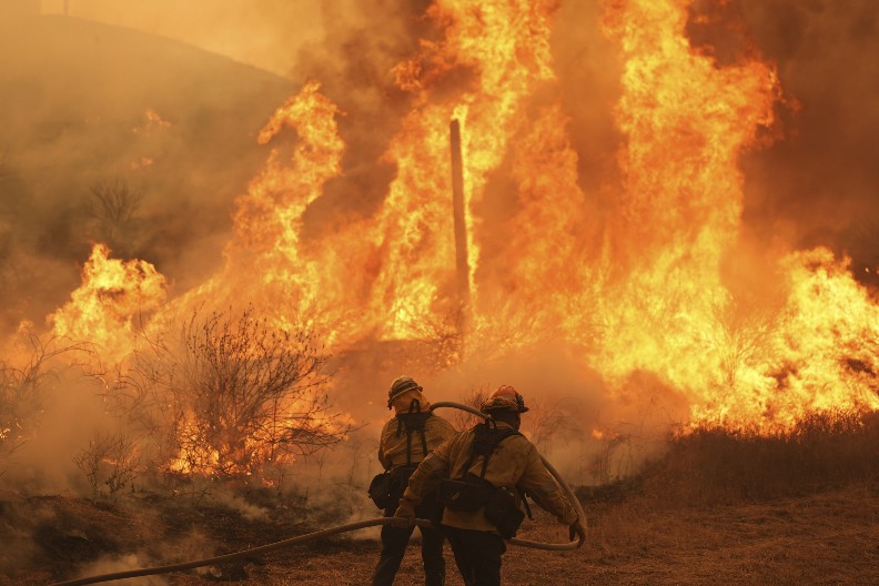 APOKALIPTIČNI PRIZORI U AMERICI Katastrofalan požar GUTA Kaliforniju, izdata naređenja za HITNU evakuaciju (FOTO)