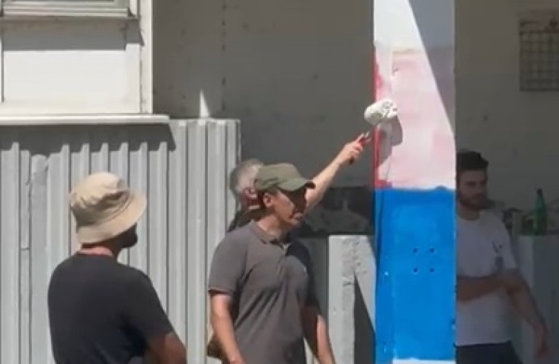 BLOKADERSKE USTAŠE PONOVO UNIŠTAVAJU SRPSKU ZASTAVU Mrze sve što je srpsko, pogledajte ovu sramotu (VIDEO)