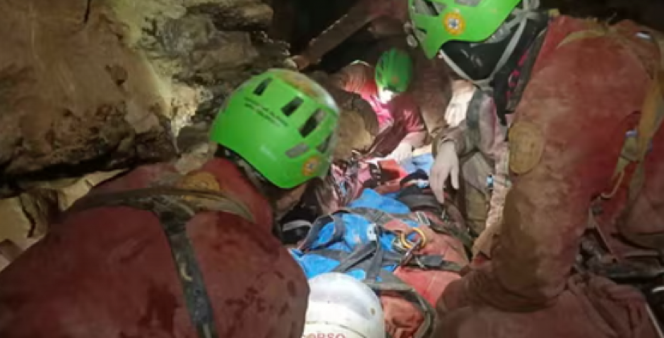 ZAROBLJENA 580 METARA POD ZEMLJOM Speleološkinja ponovo u životnoj opasnosti, društvene mreže besne zbog njenog ponašanja! (VIDEO)