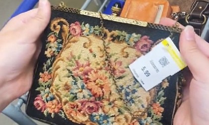 KUPILA POLOVNU TORBICU ZA 700 DINARA, A ONDA JE PRIMETILA NEŠTO UNUTRA Ono što je pronašla ostavilo je u šoku i u suzama! (VIDEO)