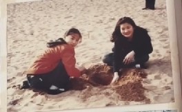 DEVOJKA OTKRILA JEZIVU PORODIČNU TAJNU Godinama glumila mrtvu sestru bliznakinju, kada čujete razlog, zalediće vam se krv u žilama! (VIDEO)