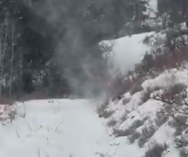 PRIMETIO SAM KAKO SE ''SNEŽNI ĐAVO'' FORMIRA I ZGRABIO TELEFON! Meštane iznenadila nesvakidašnja pojava, ovo se retko viđa (VIDEO)