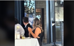 KUMOVI ZASENILI MLADENCE NA SVADBI Gosti zinuli od čuda kad su videli kako se ponašaju, ti ljudi ne znaju šta je sramota!