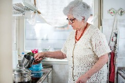 BAKA ČISTILA KUĆU I PRONAŠLA PREDMET SA BUVLJAKA NA PODU Htela da ga baci, ali kada su joj rekli koliko vredi, umalo se onesvestila od šoka!