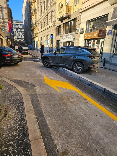 INCIDENT U CENTRU GRADA, BEOGRAĐANI BESNI KAO RISEVI! Vozač pokušao da se prestroji, prešišao kolonu i izvalio ivičnjak!