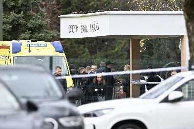 OCU SAOPŠTILI UŽASNU VEST, MAJKA ZAKUKALA "MOG DETETA NEMA..." Scena ispred škole nakon krvavog pira u Hrvatskoj kida dušu