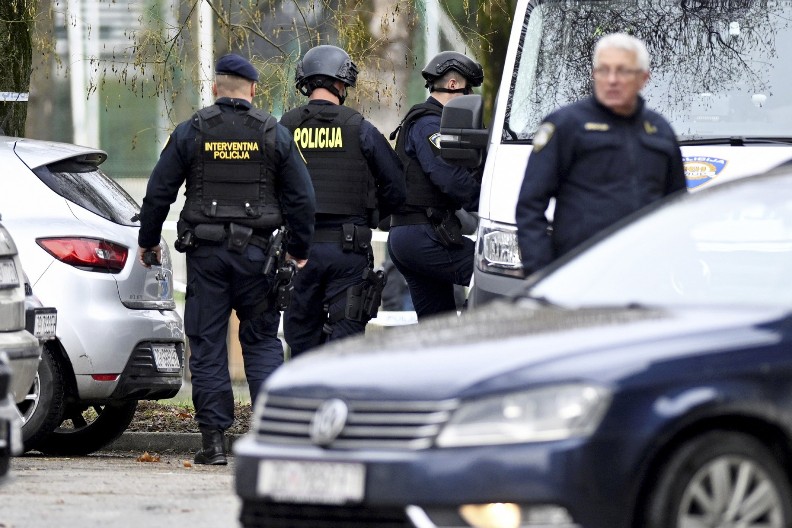 "BIO JE SAV KRVAV U MAJCI... POLICIJA NIŠTA NIJE SPREČILA" Uznemireni roditelj svedočio hapšenju napadača u OŠ Prečko