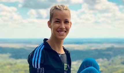 DEVOJKA SA KRILIMA RASPLAKALA INTERNET Ćerkica je oponašala mamu, a komentari ne prestaju da pljušte, "u životu nisam videla ništa lepše"