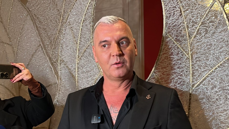 SUZE RADOSNICE MILANA MILOŠEVIĆA! Snimio majku kako hoda na štakama nakon mnogih operacija