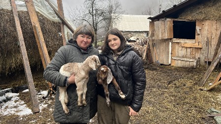 MEDVEDA I VUKOVA IMA VIŠE NEGO LJUDI Ruskinja Tatjana zamenila  veliki grad za selo, sa mužem i kćerkom uzgaja koze
