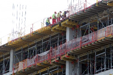 S DEVETOG SPRATA PAO U AMBIS Detalji tragedije iz Novog Pazara u kojoj je stradao građevinski inžinjer