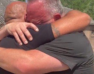 CELA FAMILIJA SAMO ŠTO SE NIJE ŠLOGIRALA Lažirao sopstvenu smrt, pa došao na sahranu helikopterom! (VIDEO)