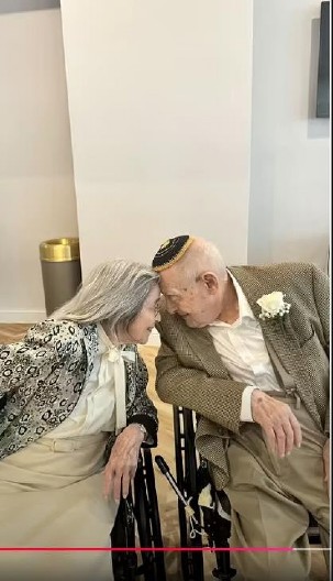 NAJSTARIJI BRAČNI PAR UŠAO U GINISOVU KNJIGU REKORDA Zajedno imaju 202 godine, a slike sa venčanja su hit (Foto)