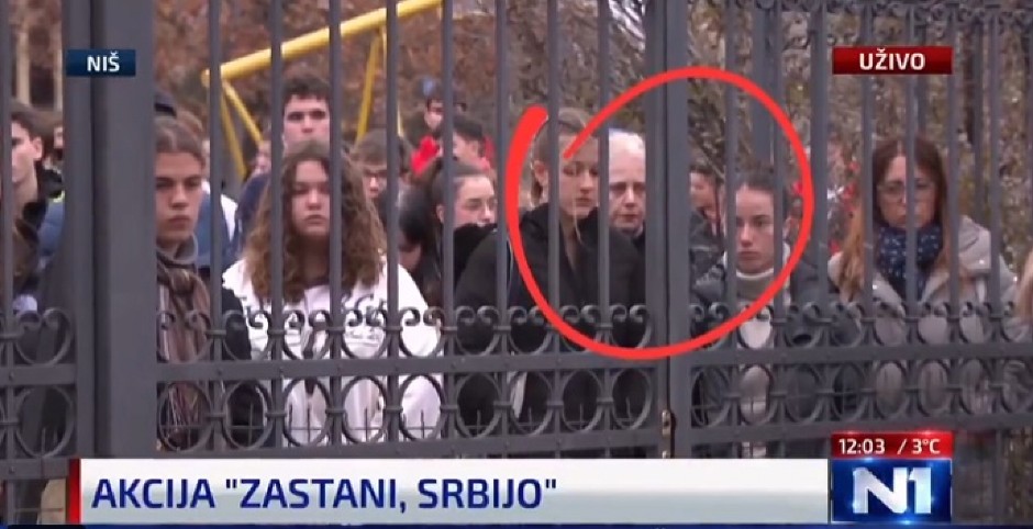 SRAMNO: ĐILASOVA POSLANICA PONOVO IZVELA MALOLETNE SREDNJOŠKOLCE NA OPOZICIONI PROTEST!