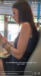 NAŠA VODITELJKA U MINIĆU I SA MOKROM KOSOM UŠLA U GRADSKI PREVOZ Svi pogledi upereni u nju, ovakvo izdanje je sve iznenadilo (FOTO)