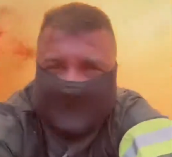 NAJSTRAŠNIJI SNIMAK IZ CRNE GORE Vatrogasac prolazi kroz PAKAO PLAMENA, svaki korak kao da mu je poslednji! (VIDEO)