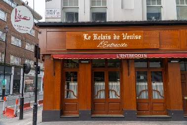 SRBIN POSETIO LEGENDARNI RESTORAN U PARIZU Tu služe samo jedno jelo, cena specijaliteta izazvala raspravu (VIDEO)