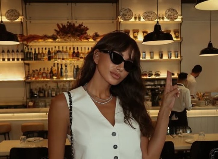 EMINA JAHOVIĆ U ŠORTSU I TOPU! Zategnuti stomak kao sa naslovne strane, niko ne može da veruje koliko ima godina (FOTO)