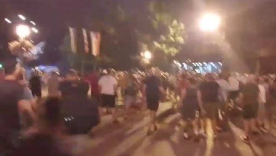 NOĆ LUDILA U VRBASU: Blokaderi naoružani motkama provociraju policiju! (VIDEO)