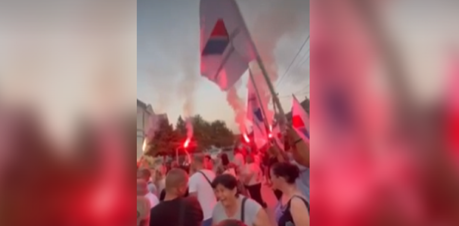 BAČ NEĆE NASILJE BLOKADERA Pristalice SNS se okupile ispred sedišta stranke