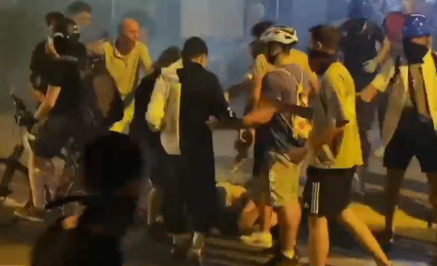 JEZIVO NASILJE USTAŠKIH BLOKADERA U NOVOM SADU! Oborili čoveka i brutalno ga tukli u Stražilovskoj (VIDEO)