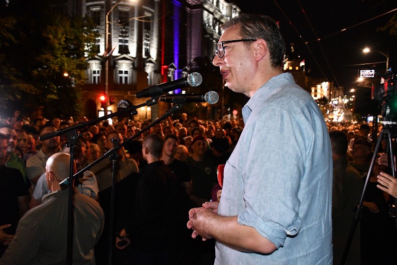VUČIĆ PORUČIO GRAĐANIMA: "Nikada se neću skloniti od vas, Srbija će uvek biti zaštićena“ (VIDEO)