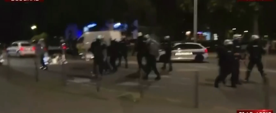 NOVI BEOGRAD POD OPSADOM Blokaderi prevrnuli kontejnere, deluje kao ratno stanje (FOTO)