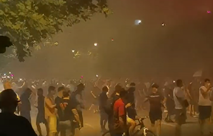 BLOKADERI SA MOTKAMA I PIROTEHNIČKIM SREDSTVIMA NASRNULI NA NAROD I POLICIJU Jezive scene (VIDEO)