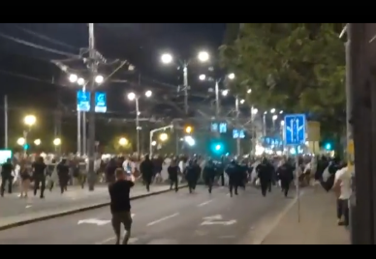 POLICIJA USPOSTAVILA RED U NEMANJINOJ! Blokaderi se razbežali u panici (VIDEO)