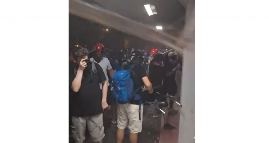 POGLEDAJTE DIVLJAŠTVO BLOKADERA! Stolice kradene, inventar uništen, haos u prostorijama SNS-a u Novom Sadu (VIDEO)