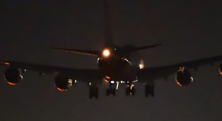 AVION SE MOTOROM ZAKUCAO U PISTU! Zver sletela po tajfunskom vetru, video zapalio mreže (VIDEO)