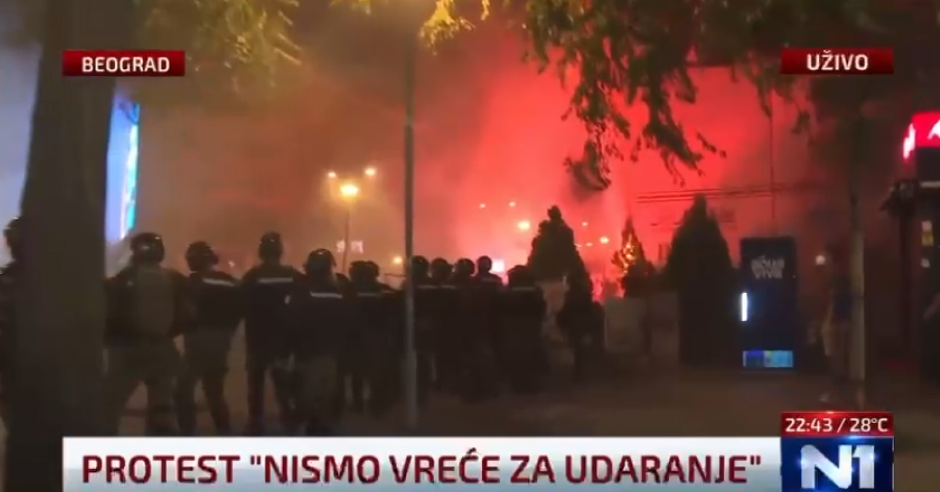 BLOKADERSKA N1 POTVRDILA: Blokaderi bacaju na policiju pirotehniku, hemijska sredstva i staklene klikere, dok policija mirno stoji! (VIDEO)