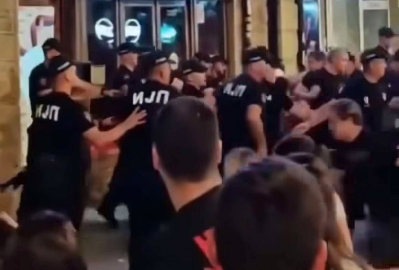 UDARAJU PRVI NA POLICIJU, PA SE LJUTE KAD IH PRIVODE Čačani šokirani nasiljem blokadera: "Lica su im IZOBLIČENA OD MRŽNJE"