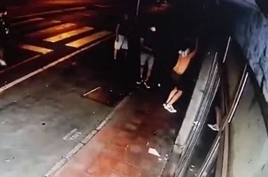 TERORISTIČKI BLOKADERI UNIŠTILI PROSTORIJE SNS Demolirali Opštinski odbor na Paliluli, kamera ih snimila kako lome palicama! (VIDEO)