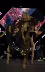 BRENI SEVNULO MEĐUNOŽJE NASRED BINE! Pevačica u 7. deceniji pokazala previše! (FOTO)