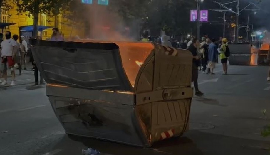 TERORISTI PALE I LOME Blokaderi uništavaju ulice Beograda (VIDEO)