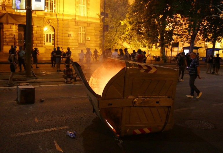 TERORISTI ZAPALILI KONTEJNER I IZBACILI GA NA PUT! "Spakovati gospođu na dve godine robije po članu 212. Krivičnog zakonika"