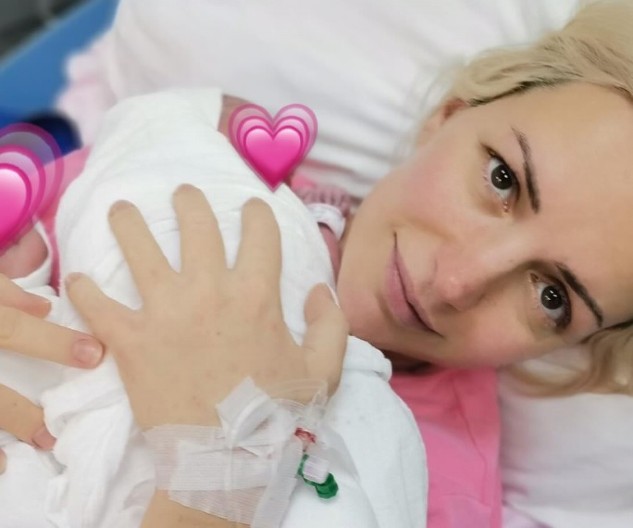 PEVAČICA IZAŠLA IZ PORODILIŠTA Bliznakinje stigle kući, prelep prizor