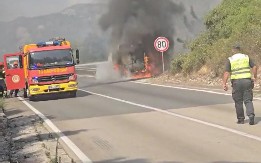 IZGOREO KOMBI NA PUTU NIKŠIĆ-DANILOVGRAD: Požar se proširio na nisko rastinje