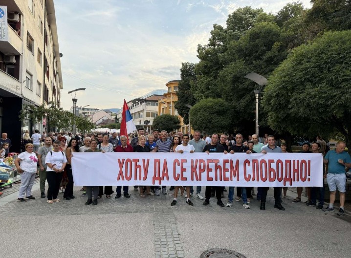 NAROD ČVRSTO STAO PROTIV BLOKADA Osvanuo moćan transparent u Loznici (FOTO/VIDEO)