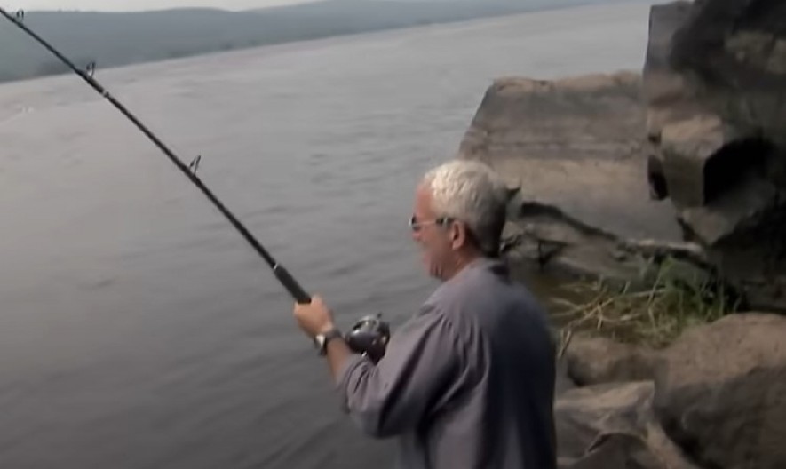 STRAVA I UŽAS NA PECANJU Ribar iz vode izvukao jezivo stvorenje sa ogromnim čeljustima, lokalci tvrde da napada i krokodile! (FOTO)