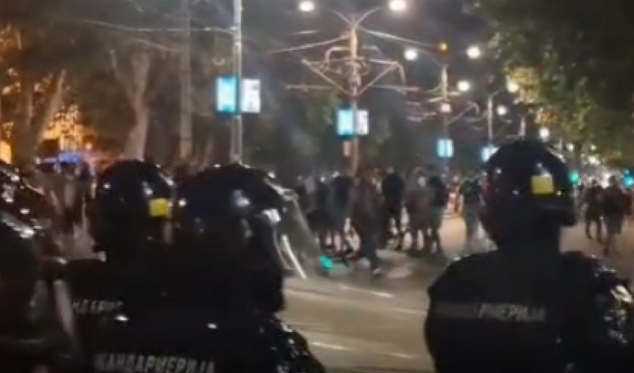 KO DELUJE IZ SENKE: Skandalozna odluka! Napade blokadera na policiju ne vide kao nasilje! (VIDEO)